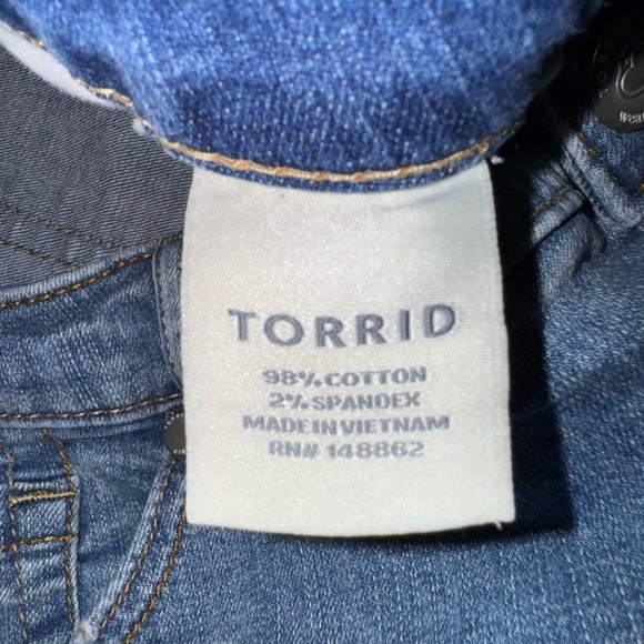 Torrid plus size distressed Jean Shorts with White Lace Trim. Size 22. GUC - Picture 8 of 11